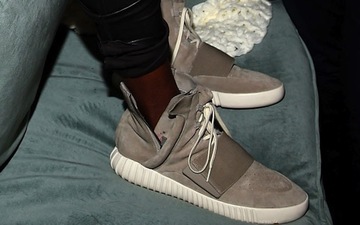 Kanye West 亲着 adidas Yeezy 750 Boost