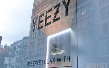 只能看不准碰：纽约阿迪旗舰店展示adidas Yeezy 750 Boost