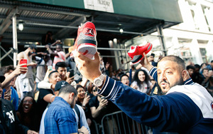 开心得像个300斤的孩子，DJ Khaled当众展示Jordan 3 “Grateful”