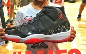 篮球夏令营小球员获乔丹亲签 Air Jordan 11“Bred”