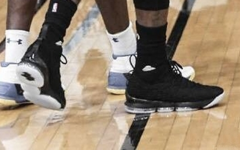Nike LeBron 15首度曝光！编织鞋面+全掌Zoom Air