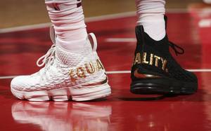 “我也有鸳鸯”！詹皇上脚黑白鸳鸯LeBron 15 “Equality” ！