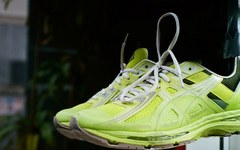 听说这双ASICS x Kiko Kostadinov 联名鞋款潮人必备？