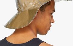COMME des GARÇONS 揭开 PVC 牛皮纸渔夫帽面纱