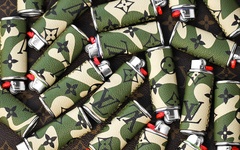 有钱真好！村上隆与 LV 合作的旅行袋被改造成打火机