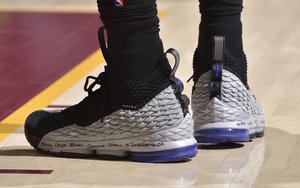 致敬文斯卡特！詹皇季后赛首场上脚 Nike LeBron 15 “Shox BB4” ！