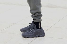 YEEZY SUPPLY 公布 YEEZY 500 及 700 全新「Utility Black」配色上脚预览