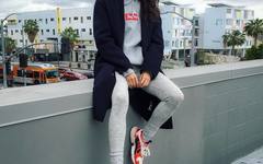 看看潮流女神 Adrianne Ho 最近穿什么鞋