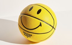 Chinatown Market 推出玩味 Smiley Face 篮球