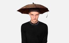 怪我不懂时尚，Fendi 雨伞帽子正式上架！