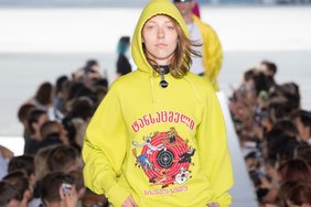 Vetements 于最新连帽衫中植入「AR 增强现实」技术