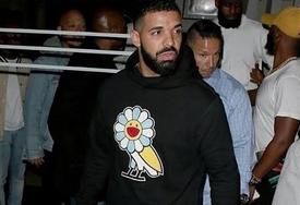 Drake 上身 OVO x 村上隆联名帽衫