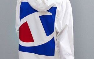 Champion 联手 Urban Outfitters 带来超大 Logo 冲锋衣