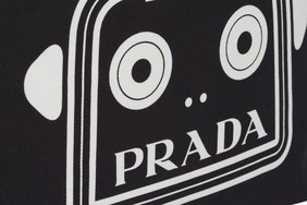 Prada 全新印花帆布 Tote Bag 上架