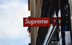Supreme 伦敦专门店招牌遭恶意破坏
