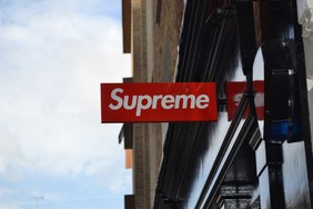 Supreme 伦敦专门店招牌遭恶意破坏