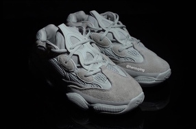  Yeezy 500 的第四双配色 “Salt” 实物近赏！