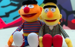 KAWS 曝光《Sesame Street》Ernie 及 Bert 毛绒公仔全貌
