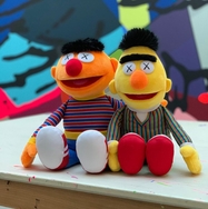 KAWS 曝光《Sesame Street》Ernie 及 Bert 毛绒公仔全貌