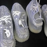 有点好看！3M 反光的半透明 Yeezy 350 V2 了解一下？