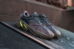 近赏 YEEZY BOOST 700 全新配色“Mauve”