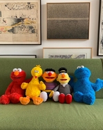 KAWS 一举公开 UNIQLO x《Sesame Street》毛绒公仔系列