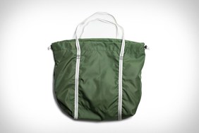 运用 NASA 火箭降落伞物料重制的 Tote Bag 系列上架