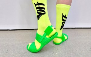 Off-White™ 释出售价 €169 欧元的「果冻凉鞋」