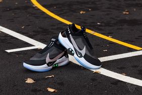 科技战争打响! Nike首款自动系带篮球鞋发布对阵Adidas 4D?