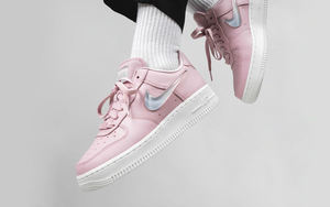 半透明 Swoosh 标志可爱炸了！小姐姐专属粉红色 Air Force 1 登场