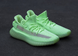 绿意盎然？纯绿 Yeezy 350 V2 更多近景细节曝光