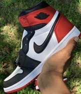 最终实物版本看一看！丝绸黑脚趾 Air Jordan 1 下月发售