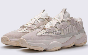  Yeezy 500 骨白实物首次曝光！8月全家族大小亮相