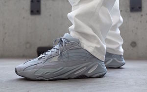 上脚清新帅气！Yeezy 700 V2“Hospital Blue” 下周发售