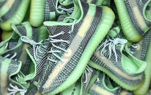 酷似 Yeezy 350 V2 “Glow” ！全新 Yeezy 350 V2 “Yeezreel” 实物曝光