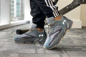 上脚有、好看！Yeezy Boost 700  “Teal Blue” 你觉得怎么样？