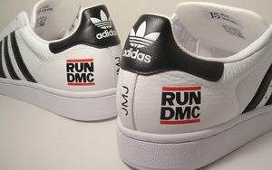 携手传奇嘻哈乐队 Run DMC ！ adidas 推出 Superstar 联名系列