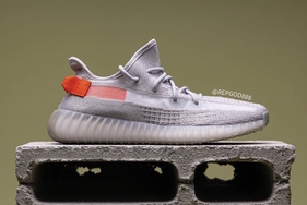 灰白中的一抹橙色，Yeezy 350 V2 全新配色亮相