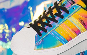 彩虹鞋面太亮眼了！adidas Superstar “Iridescent” 现已发售