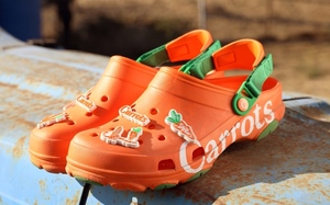 Crocs 与美国街头品牌 Carrots 首度合作联名鞋款！