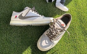 实物首次曝光！PlayStation x Travis Scott x Nike SB Dunk Low 你觉得怎么样？