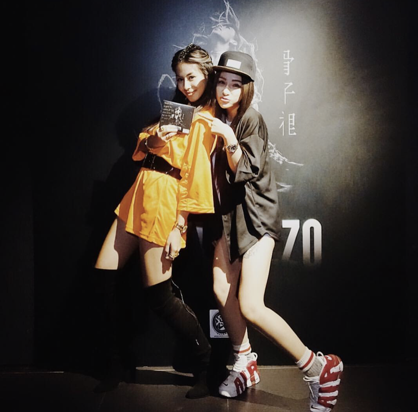 sneakergirl,MaterialGirl 性感模特竟是sneaker girl