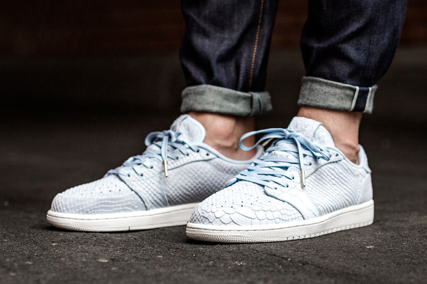 air-jordan-1-low-no-swoosh-ice-blue-872782-441-2.jpg