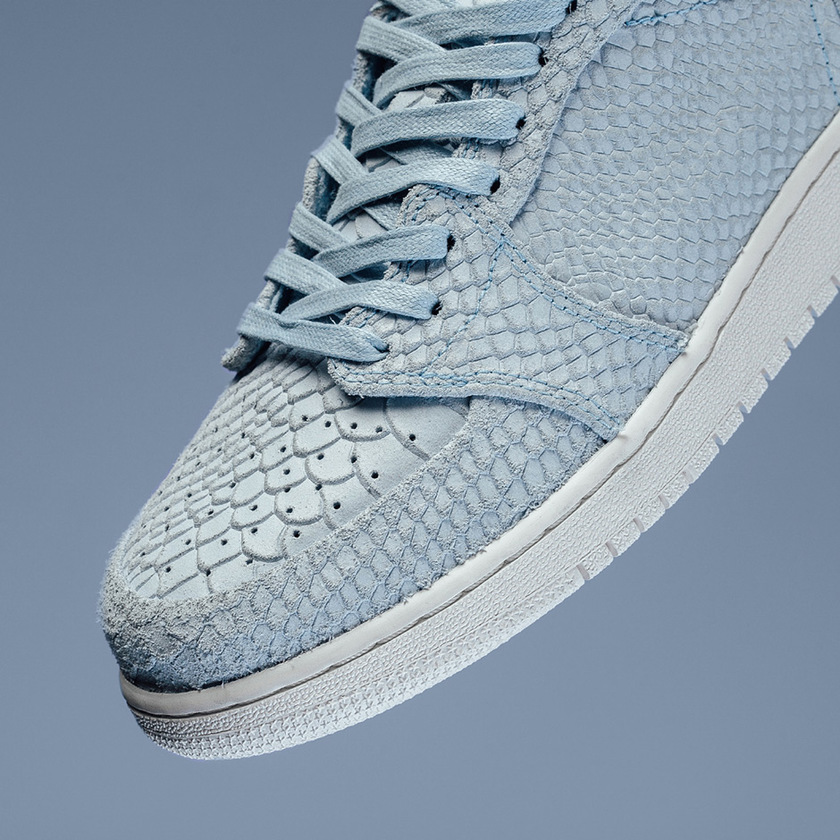 air-jordan-1-low-swooshless-icy-blue-python-2.jpg