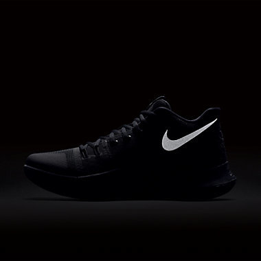 此款nike kyrie 3 用全黑鞋身搭配黑色大理石纹理xdr大底,冷面杀手