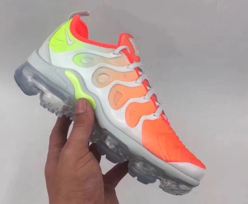 nike-ari-vapormax-plus-AO4550-003.jpg