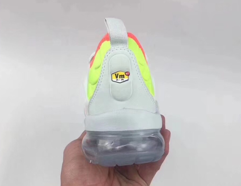 nike-ari-vapormax-plus-AO4550-003-4.jpg