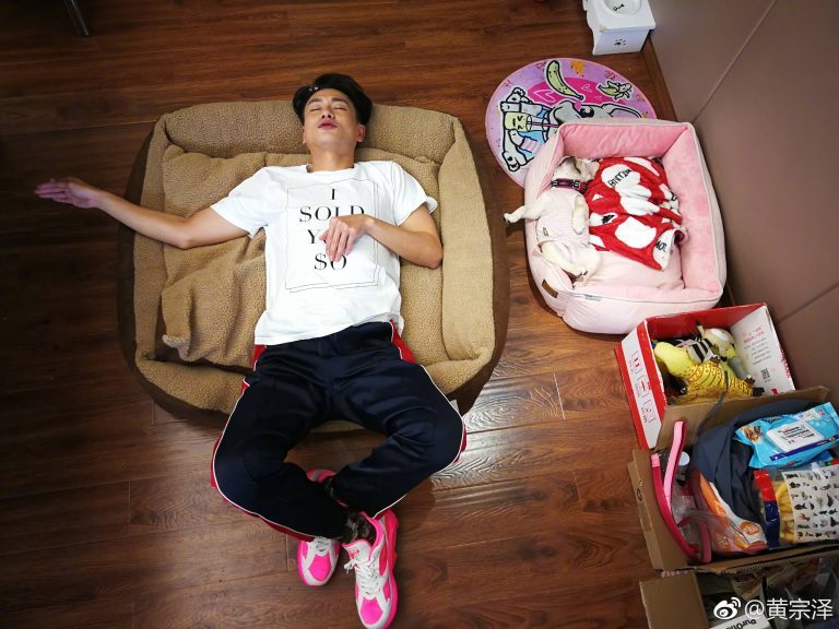 他抢先上脚了李宁蝴蝶鞋!男明星最近穿什么?