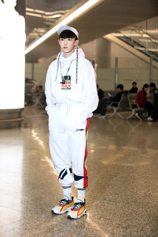 他抢先上脚了李宁蝴蝶鞋!男明星最近穿什么?