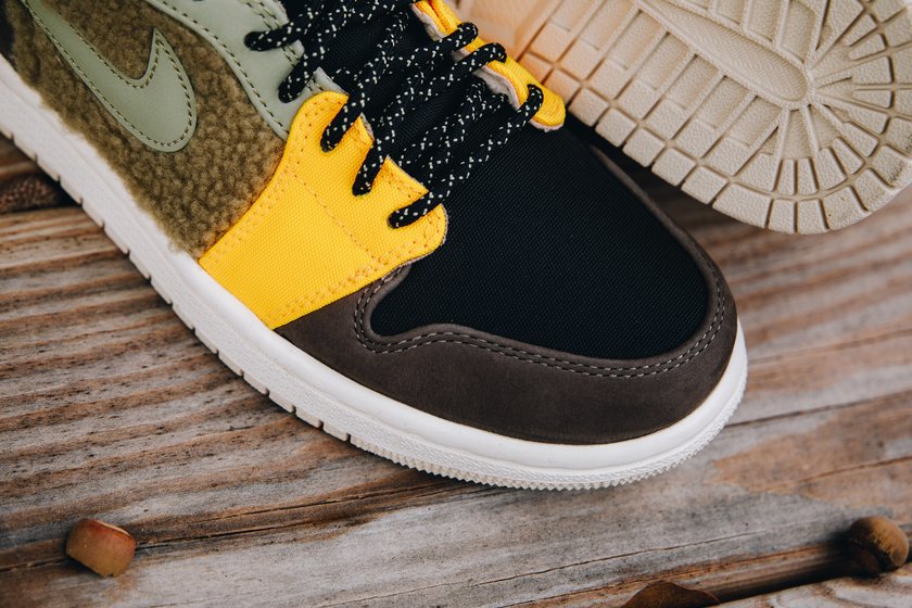 Air-Jordan-1-High-WMNS-10.jpg